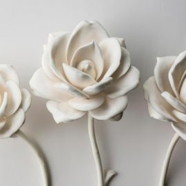Fleurs céramiques : une alternative intemporelle pour les cimetières