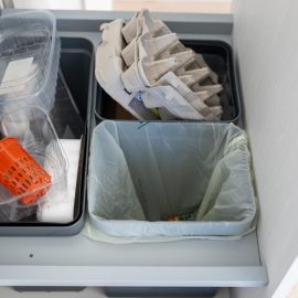 Fini les encombrements : pourquoi opter pour une poubelle encastrable dans votre cuisine ?