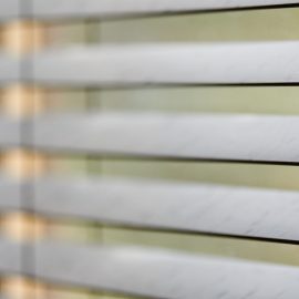 Stores sur mesure : manuel ou motorisé, lequel choisir pour votre confort ?