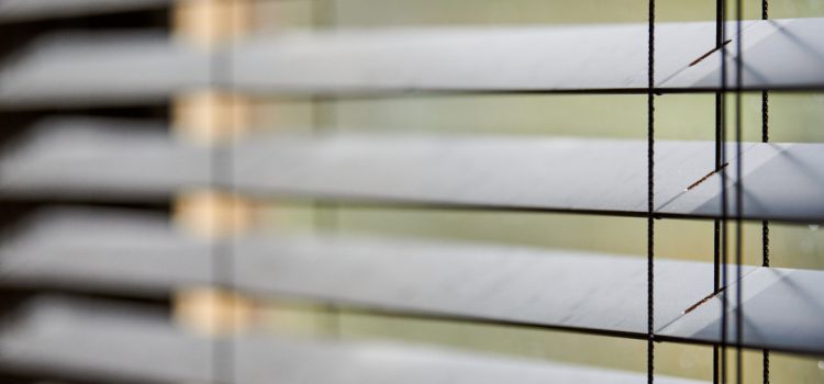 Stores sur mesure : manuel ou motorisé, lequel choisir pour votre confort ?