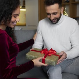 Quel cadeau offrir à un homme ? Des idées pratiques pour chaque profil