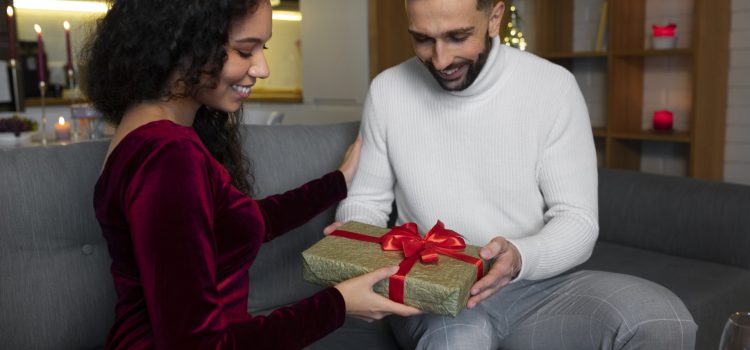 Quel cadeau offrir à un homme ? Des idées pratiques pour chaque profil